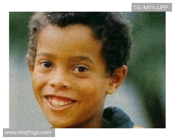 当世界巨星缩小成迷你足球少年演绎绿茵场上的奇幻冒险 当世界巨星缩小成迷你足球少年演绎绿茵场上的奇幻冒险