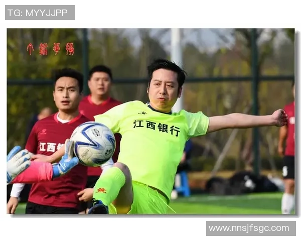 足球巨星站立英姿展现力与美,掌控赛场风云的力量与自信 足球巨星站立英姿展现力与美,掌控赛场风云的力量与自信