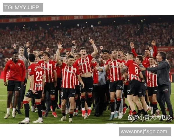 足球明星燃剪：展现激情与决心的赛场剪影，球场之外的独特风采